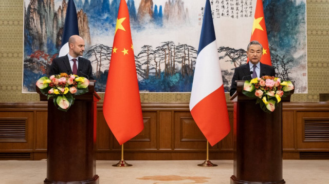 Le ministre français des Affaires étrangères Jean-Noël Barrot (G) et le ministre chinois des Affaires étrangères Wang Yi tiennent une conférence de presse conjointe à Pékin le 27 mars 2025.