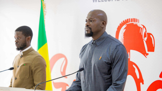 Le Président de la Transition en Guinée, Mamadi Doumbouya, reçoit en visite officielle le Président sénégalais Bassirou Diomaye Faye, à Conakry, en Guinée, le 24 mais 2025. 