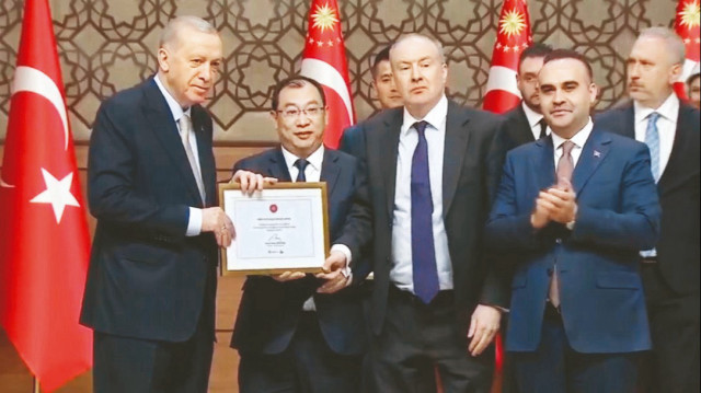 Cumhurbaşkanı Recep Tayyip Erdoğan, HIT-30 Programı kapsamında desteklenecek yatırımlara ilişkin firmalara teşekkür belgesi verdi.