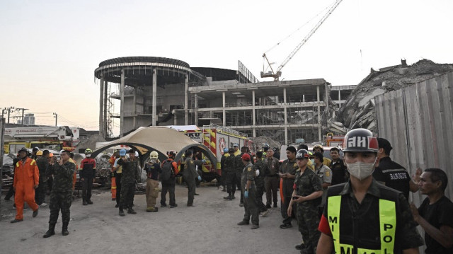Des équipes de secours interviennent sur un chantier où un immeuble s'est effondré à Bangkok le 28 mars 2025, à la suite d'un tremblement de terre.