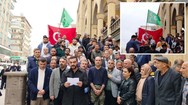 Platform adına konuşan Abdullah İnce, " Dün olduğu gibi bugün de milletimizin, devletimizin ve Cumhurbaşkanımızın yanındayız. Hukuk ve adalet içinde kalarak bütün oyunları bozacağız" dedi.