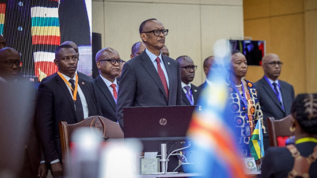 Le président du Rwanda, Paul Kagame (C), assiste au sommet régional extraordinaire entre les chefs d'État de la Communauté de développement de l'Afrique australe (SADC) et de la Communauté de l'Afrique de l'Est (EAC) au State House à Dar es Salaam, le 8 février 2025.