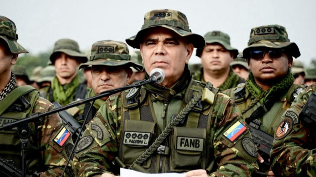 Une photo diffusée par le ministère de la Défense du Venezuela montre le ministre de la Défense vénézuélien, le général Vladimir Padrino Lopez, s'exprimant lors d'une opération militaire dans la région de Catatumbo, dans l'État de Zulia, à la frontière avec la Colombie, le 31 janvier 2025. 