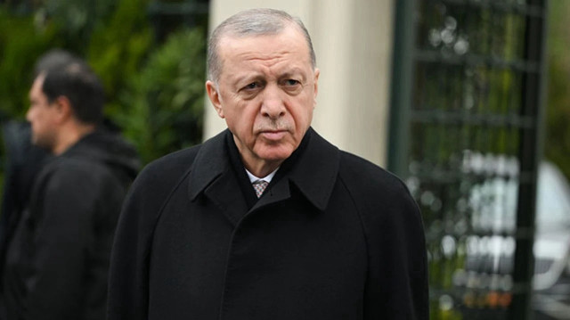 Cumhurbaşkanı Erdoğan, öğle saatlerinde Üsküdar Kısıklı'daki konutundan Hz. Ali Camii'ne geldi.