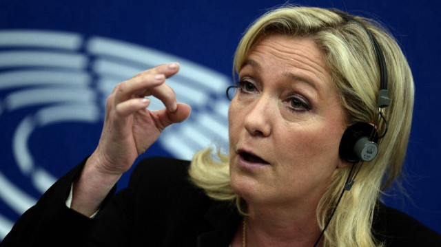 La présidente du Front national (FN) et membre du Parlement européen, Marine Le Pen, s'exprime au Parlement européen de Strasbourg, lors d'une conférence de presse sur le thème des pays européens et de l'immigration de masse, le 10 juin 2015.