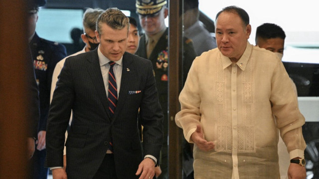 Le secrétaire américain à la défense Pete Hegseth (à gauche) et le secrétaire philippin à la défense nationale Gilberto Teodoro quittent les lieux après leur réunion au Camp Aguinaldo à Manille, le 28 mars 2025. 