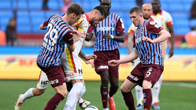 Serdar Saatçı ve John Lundstram'ın Romulo Cardoso ile top kapma mücadelesi