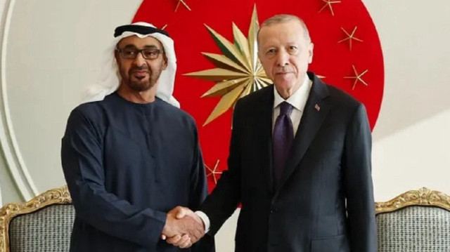 Turkish President Recep Tayyip Erdogan (R) and UAE President Sheikh Mohamed bin Zayed Al Nahyan (L)