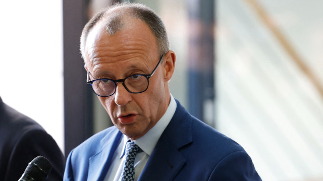 Le leader de l'Union chrétienne-démocrate (CDU) Friedrich Merz fait une déclaration à la presse alors qu'il assiste à la principale réunion du groupe de négociation pour les pourparlers de coalition entre le SPD, la CDU et la CSU à Berlin, le 28 mars 2025.