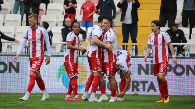 Trendyol Süper Lig'in 29. haftasında Net Global Sivasspor ile Adana Demirspor, BG Grup 4 Eylül Stadyumu'nda karşılaştı. Sivassporlu futbolcular gol sevinci yaşadı.