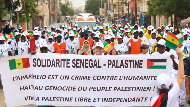 Vue d'une marche d'environ 200 personnes qui sont descendues dans les rues de Dakar, la capitale du Sénégal, pour soutenir la Palestine, le 26 juin 2024. La marche organisée par la "Coalition sénégalaise de solidarité avec le peuple palestinien" a débuté devant l'hôpital Abass Ndao de Dakar. Les participants à la marche portaient des t-shirts et des chapeaux portant l'inscription "Free Palestine".