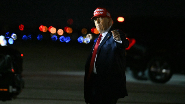 Le président américain Donald Trump fait un geste après avoir atterri à l'aéroport international de Palm Beach à West Palm Beach, en Floride, le 28 février 2025.
