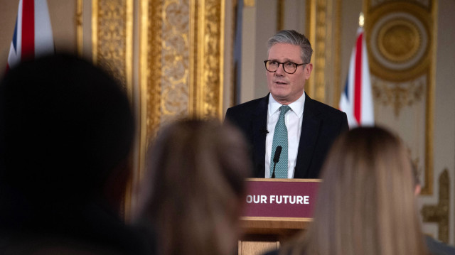 Le Premier ministre britannique Keir Starmer sourit lors d'une conférence de presse après avoir accueilli un sommet des dirigeants européens à Lancaster House, dans le centre de Londres, le 2 mars 2025. 