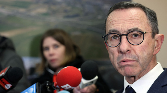 Le ministre français de l'Intérieur, Bruno Retailleau, s'adresse aux médias lors d'une conférence de presse sur la crise des migrants, à Calais, dans le nord de la France, le 27 février 2025.