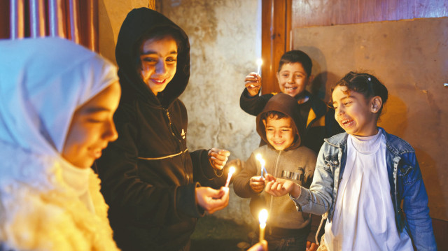 Gazze kentinin ez-Zeytun Mahallesi'nde yaşayan Ebu Enes Keşku, çocuklar için Ramazan ayının simgesi olan fenerleri teneke kutulardan yaparak onları sevindirmeye çalışıyor. FİLİSTİN