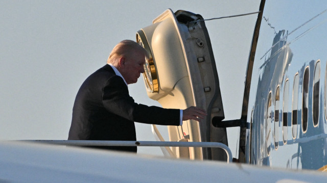 Le président américain Donald Trump monte à bord d'Air Force One à l'aéroport international de Palm Beach à West Palm Beach, en Floride, le 2 mars 2025, alors qu'il retourne à Washington.