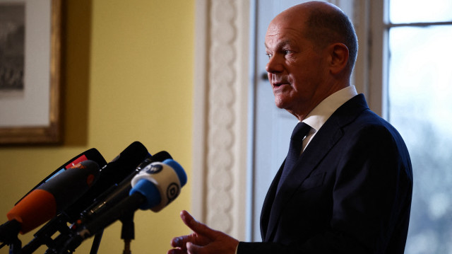 Le chancelier allemand Olaf Scholz fait une déclaration à l'ambassade d'Allemagne à Londres après avoir participé à un sommet à Lancaster House, le 2 mars 2025.
