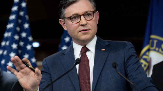 Le président de la Chambre des représentants des États-Unis, Mike Johnson, républicain de Louisiane, s'exprime lors d'une conférence de presse sur le budget de la Chambre des représentants après la réunion de la Conférence républicaine, sur la colline du Capitole à Washington, DC, le 25 février 2025.