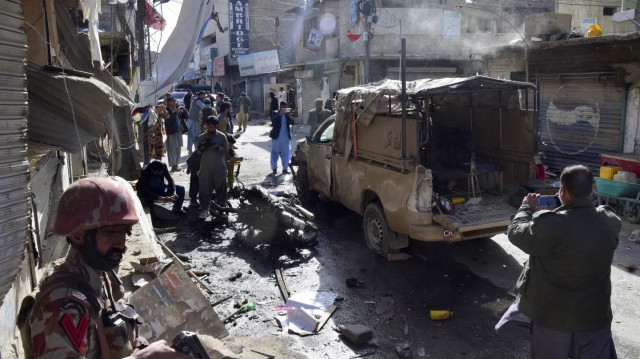 Un attentat suicide a frappé un séminaire pro-taliban dans le nord-ouest du Pakistan vendredi 28 février 2025, tuant le religieux Hamidul Haq et cinq autres personnes. L'attentat perpétré à Jamia Haqqania, dans la province de Khyber Pakhtunkhwa, a fait de nombreux blessés et s'est produit juste avant le ramadan.
