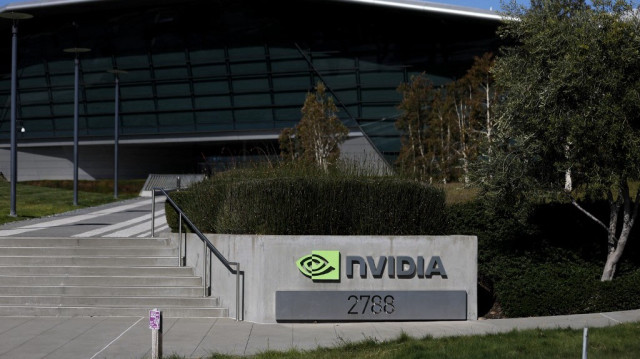 Le logo de Nvidia est affiché sur un panneau au siège de Nvidia le 26 février 2025 à Santa Clara, en Californie.
