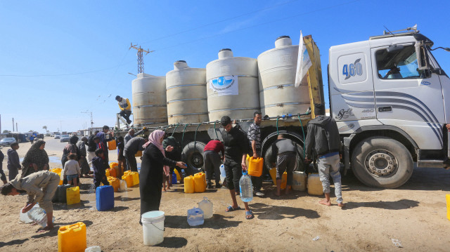 Distribution d'eau à Khan Younes, dans le sud de la bande de Gaza, le 2 mars 2025.