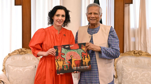 Le Conseiller Principal du Bangladesh Muhammad Yunus, et la Commissaire européenne chargée de l'égalité, de la préparation et de la gestion des crises, Hadja Lahbib.