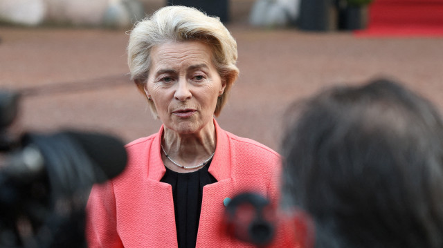 La présidente de la Commission européenne, Ursula von der Leyen, réagit en s'adressant aux médias alors qu'elle quitte les lieux après avoir participé à un sommet organisé à Lancaster House, dans le centre de Londres, le 2 mars 2025.
