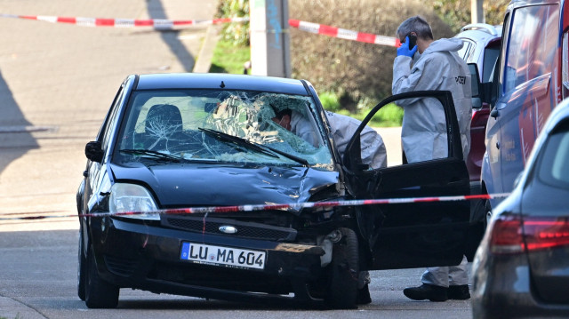 Des agents de la police scientifique examinent une voiture endommagée sur le site d'un attentat à la voiture bélier à Mannheim, dans le sud-ouest de l'Allemagne, le 3 mars 2025. Une voiture qui a foncé dans la foule dans la ville allemande de Mannheim le 3 mars a tué au moins une personne et en a blessé plusieurs autres, a déclaré la police, ajoutant qu'une personne avait été arrêtée. 