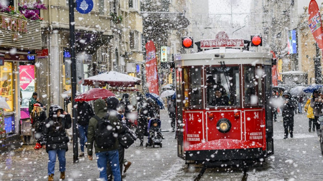 Un tramway roule sous la neige tombante le long de l'avenue Istiklal, à Istanbul, le 19 février 2025.