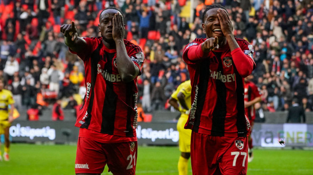 Emmanuel Boateng ile Okereke'nin gol sevinci.