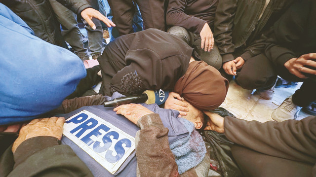 Katliamın tanığı şimdi katliamın kurbanı. Filistinli gazeteci Muhammed Mansur’un cenazesi, İsrail saldırısında şehit olduktan sonra Han Yunus’taki Nasser Hastanesi’ne getirildi. Yakınlarının yasına, basının susturulan sesi eşlik etti. (Fotoğraf: AA)