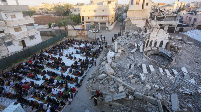 Des milliers de Palestiniens ont prié aux côtés des ruines mosquées complètement détruites par des bombardements israëliens, dimanche 30 mars 2025.