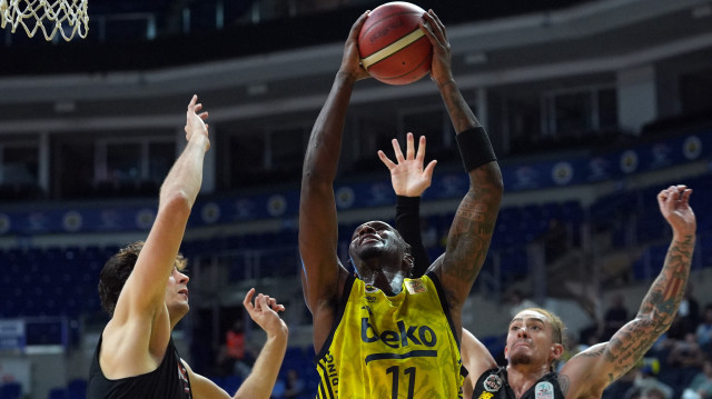 Türkiye Sigorta Basketbol Süper Ligi'nin 23. haftasında Fenerbahçe Beko ile Mersinspor, Ülker Spor ve Etkinlik Salonu'nda karşılaştı. Bir pozisyonda Fenerbahçe Beko oyuncusu Nigel Hayes Davis (11) ile Mersinspor oyuncusu Isaiah Pineiro (3) mücadele etti.
