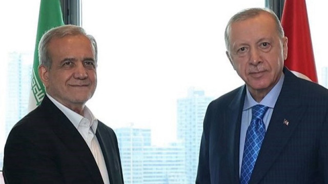 أردوغان وبزشكيان يستعرضان العلاقات الثنائية وقضايا إقليمية ودولية 

