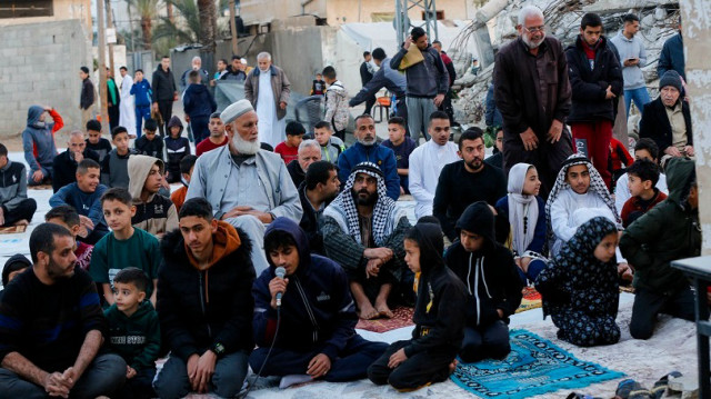 فلسطينيو الضفة يؤدون صلاة عيد الفطر تحت عدوان إسرائيلي