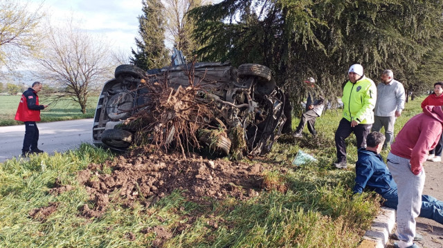 Balıkesir'de refüje çarpan otomobildeki 5 kişi yaralandı
