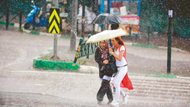 Yağmura hazırlıksız yakalananlar, otobüs durakları ve binaların girişlerine sığınarak sağanağın etkisini kaybetmesini bekledi.