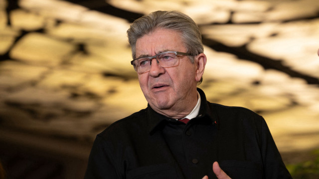 Le leader de la gauche radicale française, Jean-Luc Mélenchon, s'exprime lors d'une interview à Mexico, le 28 février 2025.