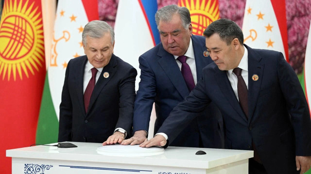 Kırgızistan, Özbekistan ve Tacikistan arasında Hucend Beyannamesi imzalandı.