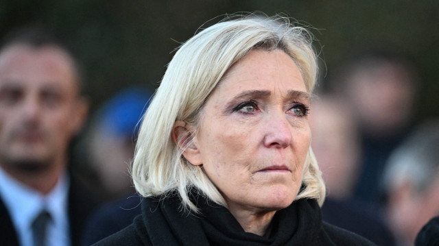 Marine Le Pen quitte après les funérailles de son père Jean-Marie Le Pen dans sa ville natale de La Trinité-sur-Mer le 11 janvier 2025.