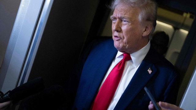 Le président américain Donald Trump à bord d'Air Force One, le 30 mars 2025, à Fredericksburg, en Virginie.