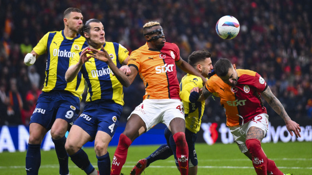 Trendyol Süper Lig'in 25. haftasında Galatasaray ile Fenerbahçe takımları karşılaştı. Bir pozisyonda Galatasaray oyuncusu Victor Osimhen (ortada) ile Fenerbahçe oyuncusu Çağlar Söyüncü (sol2) mücadele etti.