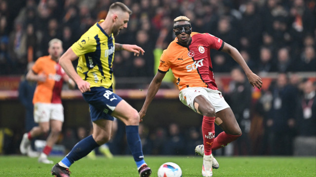 Trendyol Süper Lig'in 25. haftasında Galatasaray ile Fenerbahçe Rams Park'ta karşılaştı. Bir pozisyonda Galatasaray oyuncusu Victor Osimhen (sağda) ile Fenerbahçe oyuncusu Milan Skriniar (solda) mücadele etti.