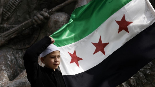 Un jeune résident druze du village de Majdal Shams, sur le plateau du Golan annexé par Israël, porte un drapeau syrien lors d'un rassemblement le 14 février 2025.
