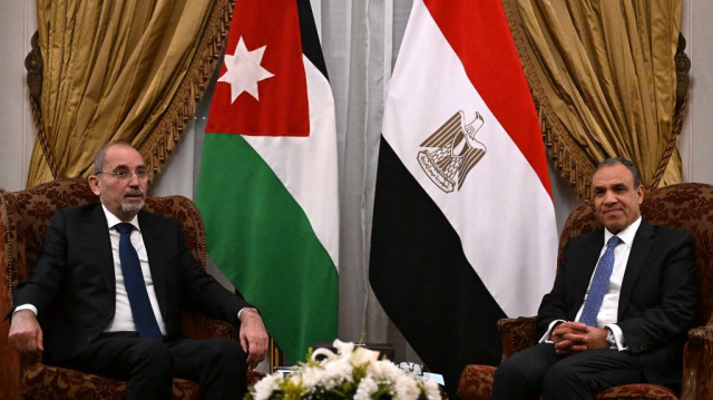 Le ministre égyptien des Affaires étrangères Badr Abdelatty (D) rencontre le ministre jordanien des Affaires étrangères Ayman Safadi au palais Tahrir au Caire le 3 mars 2025, à la veille d'un sommet extraordinaire de la Ligue arabe sur Gaza.