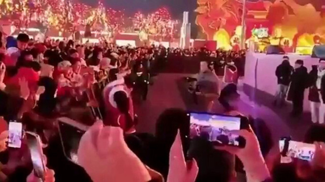ما كنا نخشاه من الذكاء الاصطناعي وقع.. روبوت يخرج عن السيطرة وينقض على الجمهور