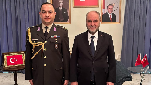 Türkiye'nin Suriye büyükelçiliği, Büyükelçi Burhan Köroğlu ile Askeri Ataşe Yarbay Hasan Göz'ün fotoğrafını paylaştı.
