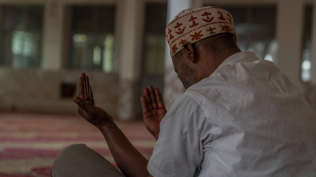 Un fidèle musulman prie dans la mosquée de Nyawera pendant le mois de jeûne musulman du Ramadan, à Bukavu, dans la province du Sud-Kivu, à l'est de la République démocratique du Congo, le 3 mars 2025.