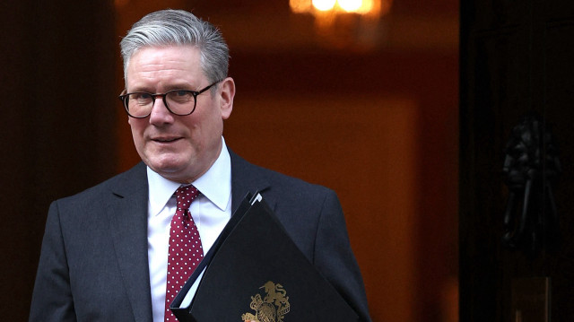 Le Premier ministre britannique Keir Starmer quitte le 10 Downing Street, en route pour faire une déclaration ministérielle à la Chambre des Communes, dans le centre de Londres, le 3 mars 2025. 