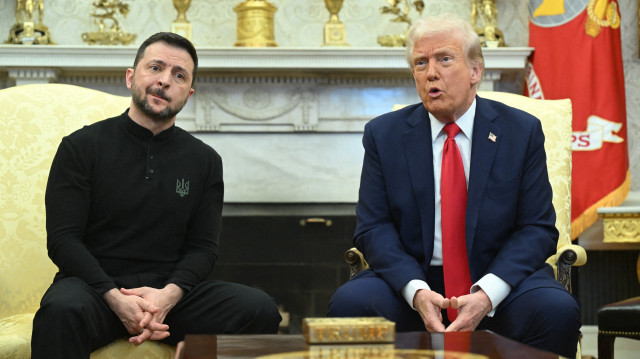 Le président américain Donald Trump et le président ukrainien Volodymyr Zelensky se rencontrent dans le bureau ovale de la Maison Blanche à Washington, DC, le 28 février 2025. 